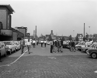 850498 Afbeelding van het publiek op de automarkt op het Veemarktplein te Utrecht, vlak voor de verhuizing van de markt ...
